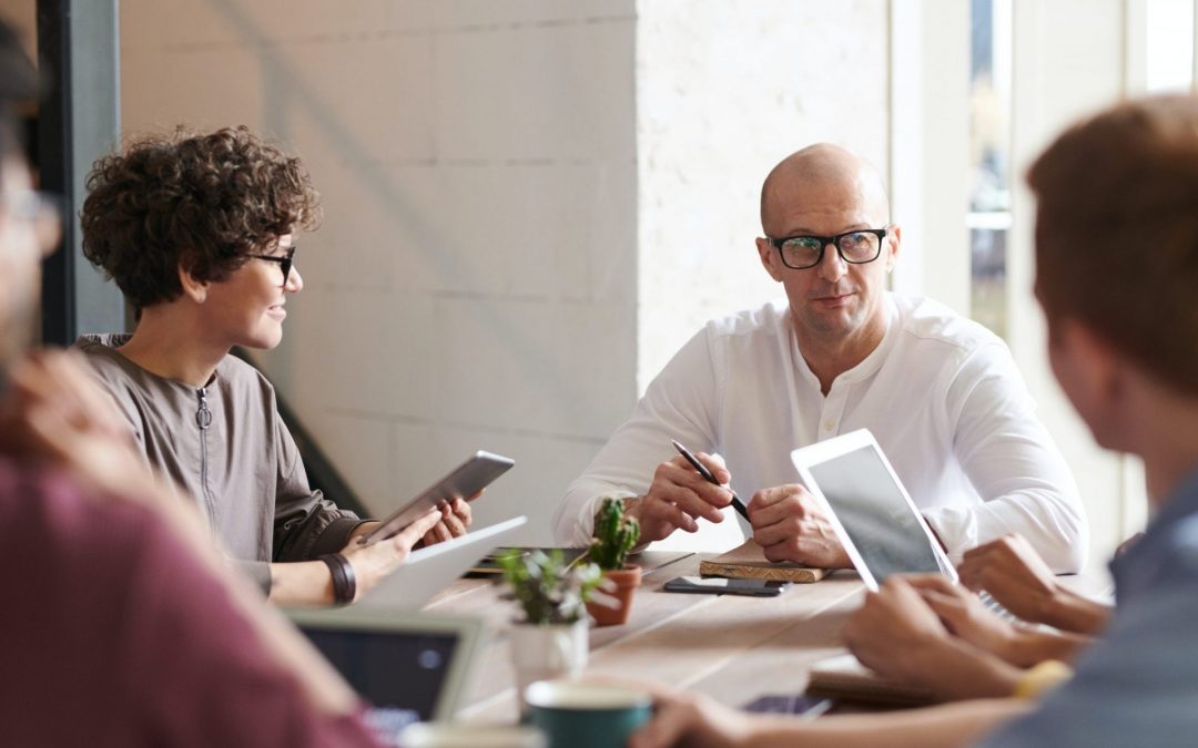 Werkvertrag vs. Arbeitnehmerüberlassung: Eine Abwägung der Vor- und Nachteile